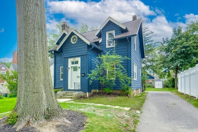 Building Photo - 525 Roslyn Ave