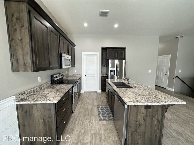 Foto del edificio - 5 br, 3 bath House - 3930 Yates Ave.
