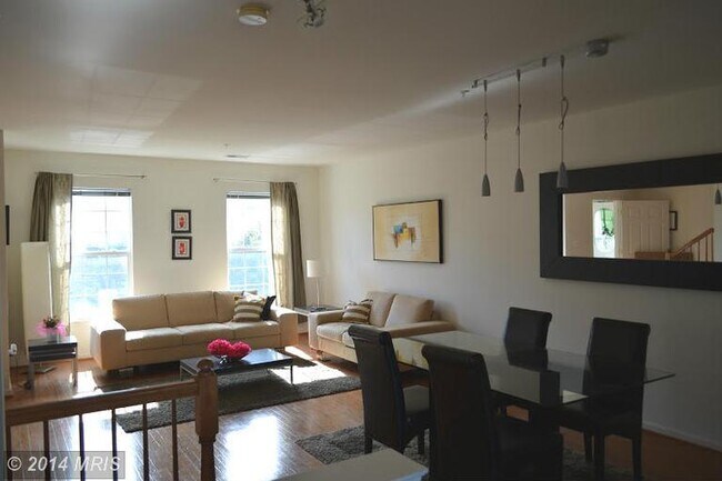 Foto del edificio - Beautiful sun-filled 3 br, 2.5 bath townho...