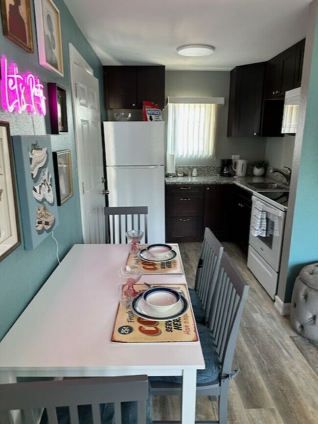 Foto del edificio - 4041-43 National Ave