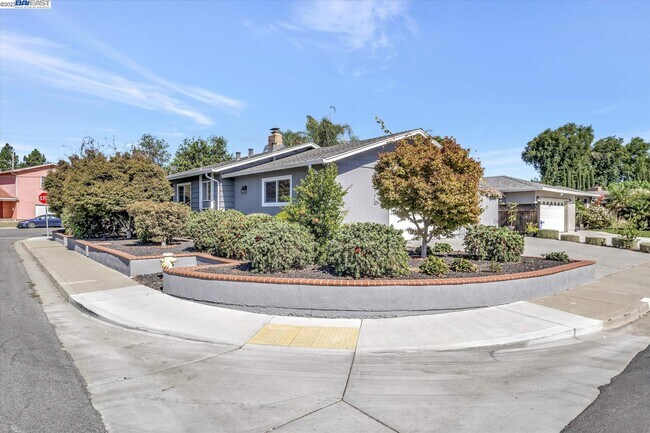 Building Photo - 4883 Mauna Loa Park Dr