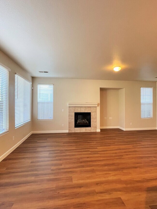 Building Photo - Rejuvenated, Adorable 3 bedroom, 2 bath Na...