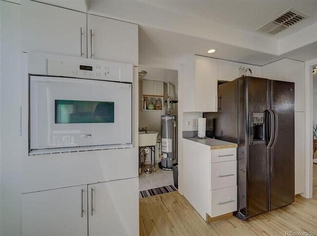 Building Photo - Charming and inviting home with gorgeous a...