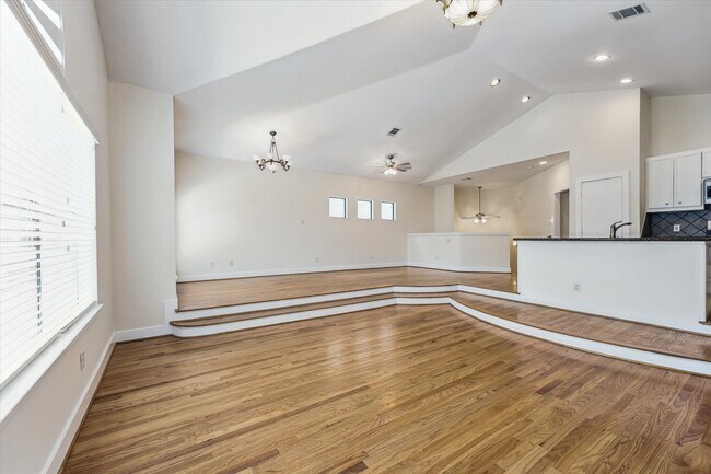 Foto del edificio - 9829 Riddlelink Ln
