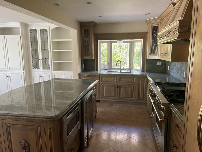 Building Photo - 3893 Avenida Verano