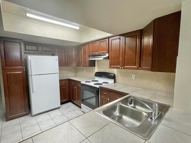 Building Photo - 7112 NW 78th Ave