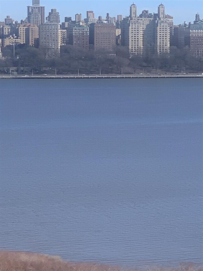 Foto del edificio - 42 Bergen Ridge Rd