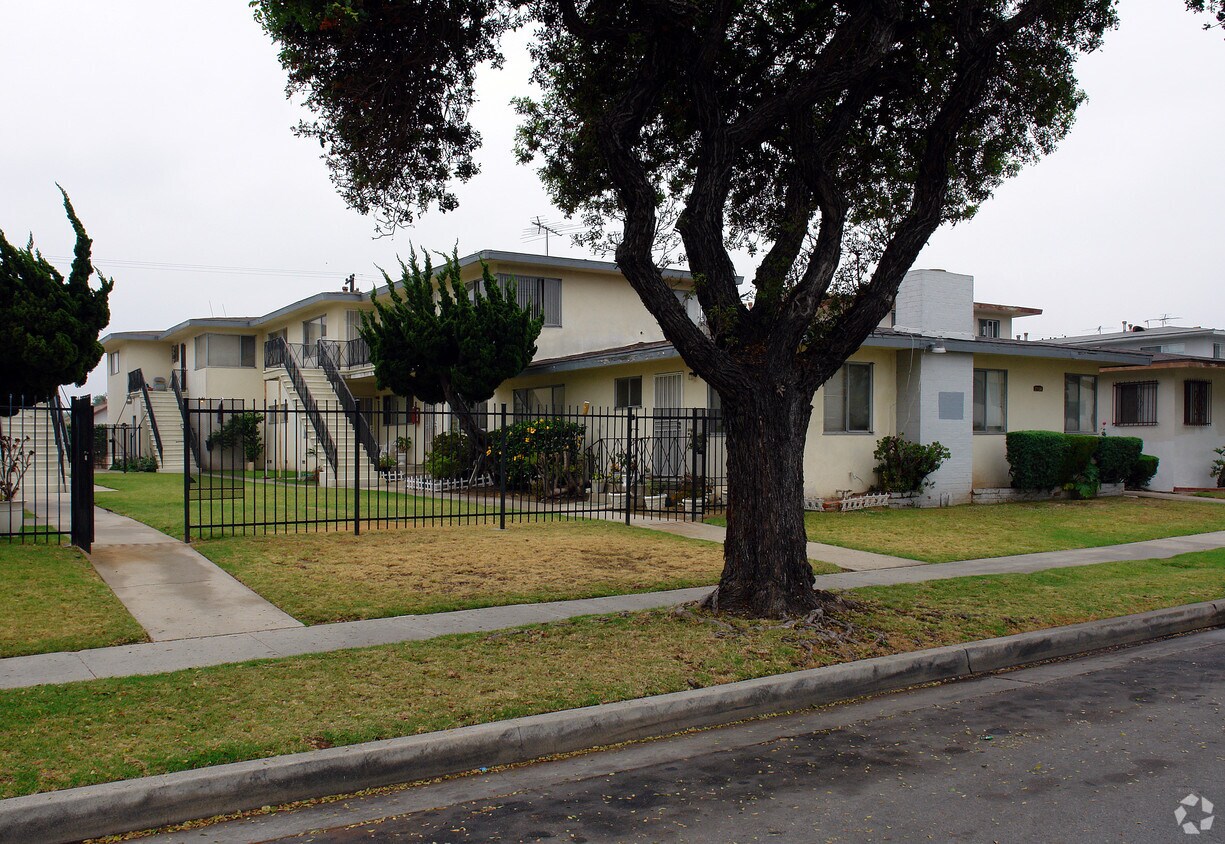 Foto principal - 2708 W El Segundo Blvd