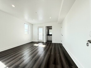 Building Photo - 2855 1/2 Cincinnati Room 5