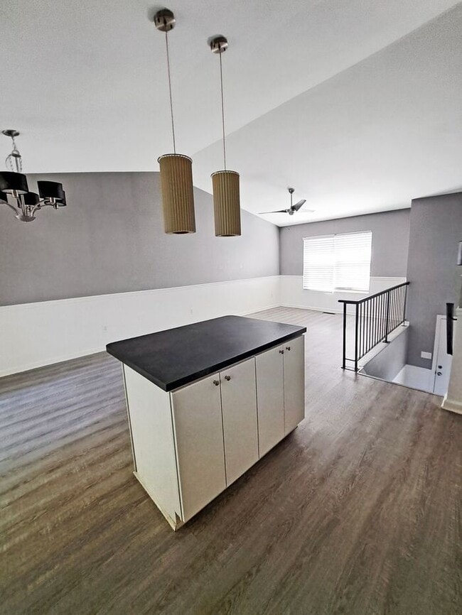 Building Photo - Newly Renovated Modern Interior SFH 2 Leve...