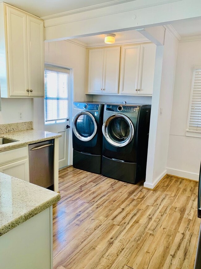 Building Photo - Spectacular location very close to the beach, San Clemente Pier and Del Mar Shopping Street!