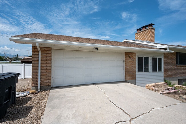 Building Photo - 11044 S Temple Dr