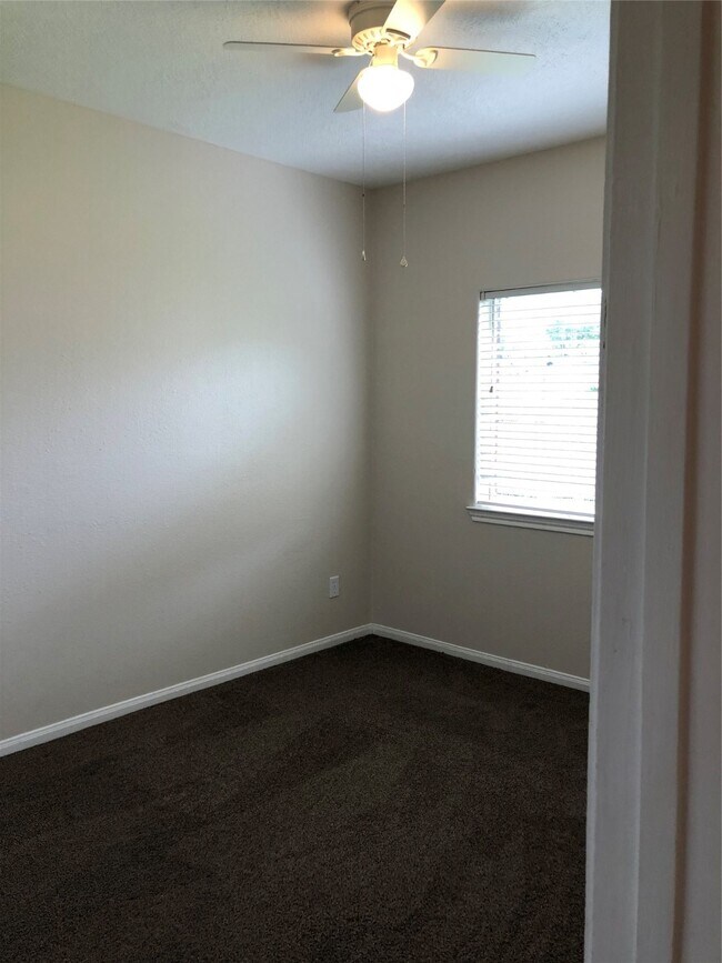 Building Photo - 818 Oak Lodge Ct