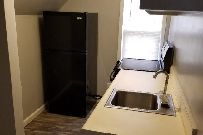 Kitchenette - 1600 Bloomfield Rd