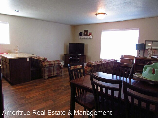 Foto del edificio - 3 br, 2 bath House - 207 N 680 E