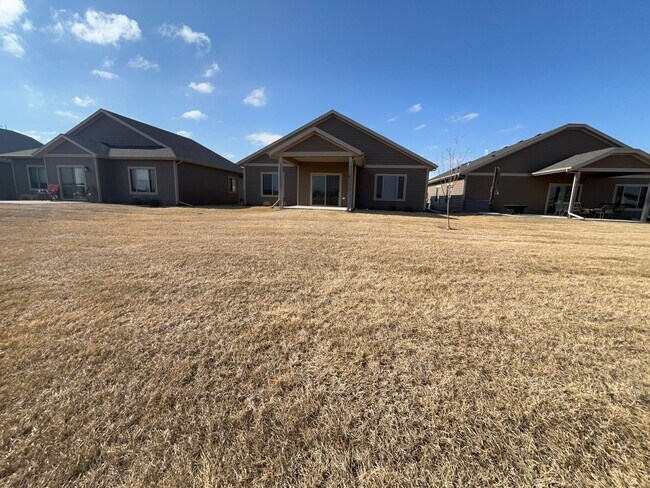 Building Photo - Spacious 2 Bed/2 Bath House with 3 Car Garage!