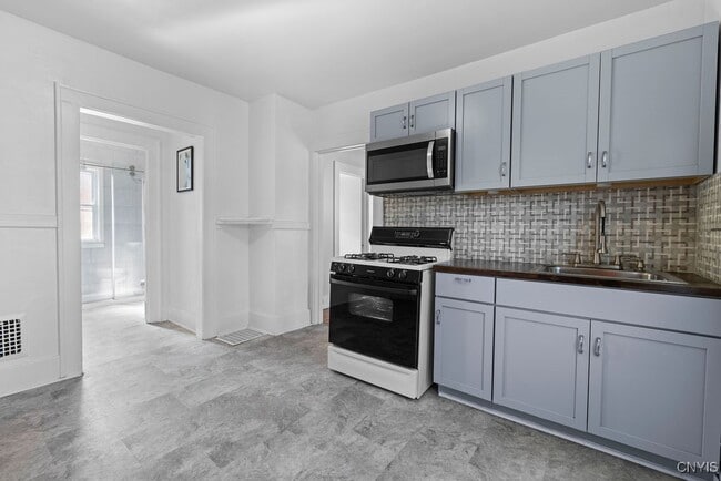 Building Photo - 403 Valley Dr