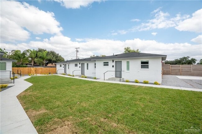 Building Photo - 802 Redwood Ave