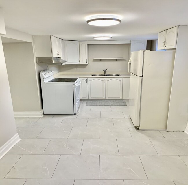 Full Kitchen - 92 Willow St