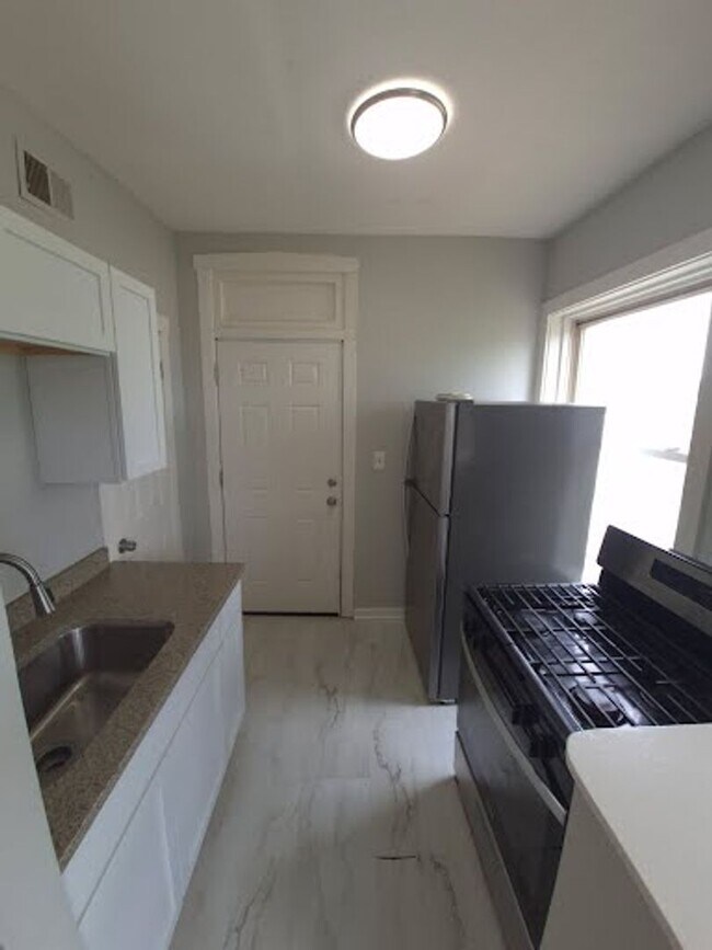 Foto del edificio - Great 2 Bedroom unit, with a Wonderful Man...