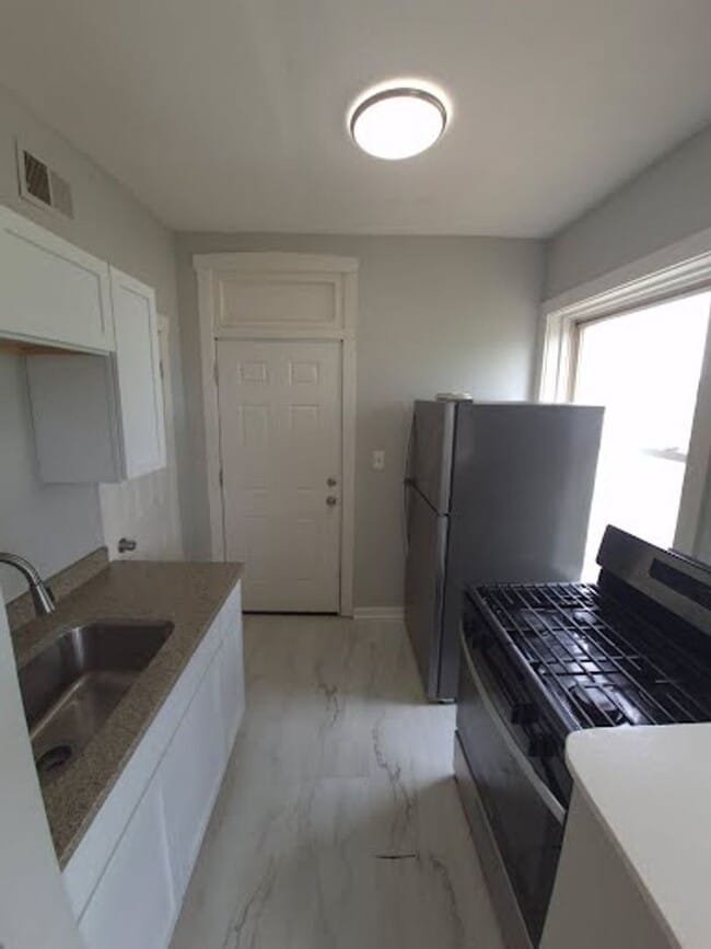 Building Photo - Great 2 Bedroom unit, with a Wonderful Man...