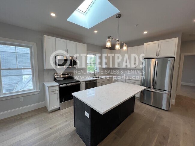 Building Photo - 3 bedroom in Boston MA 02135