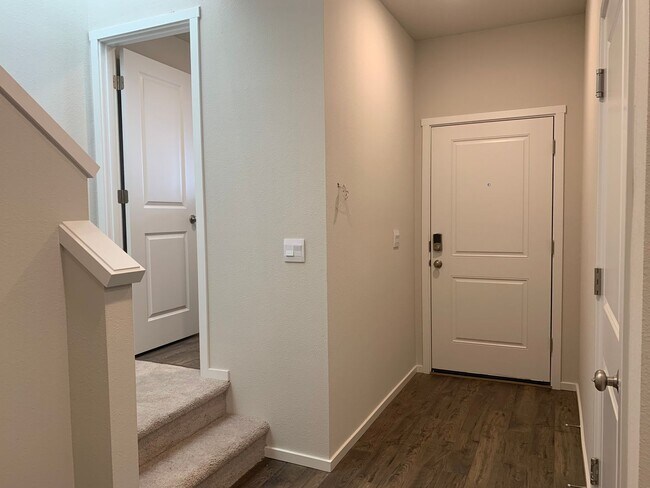 Foto del edificio - 4 BED/2.5 BATH PLUS A HUGE BONUS ROOM! HIGH END FINISHES! LARGE FENCED BACKYARD !