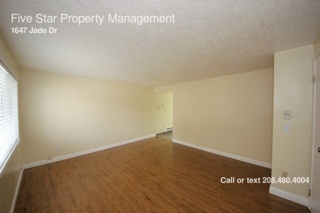 Foto del edificio - 1647 Jade Dr