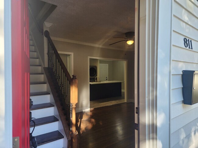 Foto del edificio - 811 Everett Pl