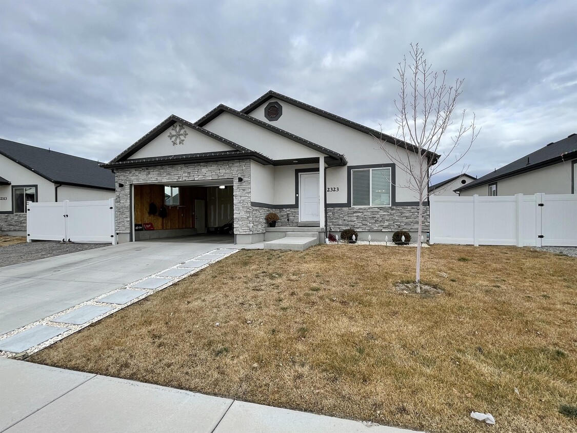 Primary Photo - 2323 E Weeping Willow Way