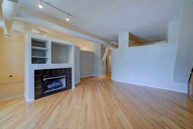 Building Photo - 1000 E 53rd St