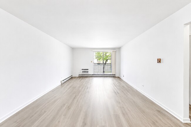 Foto del edificio - Spacious Rehabbed 1-Bedroom at The Vine | Private Balcony + Parking