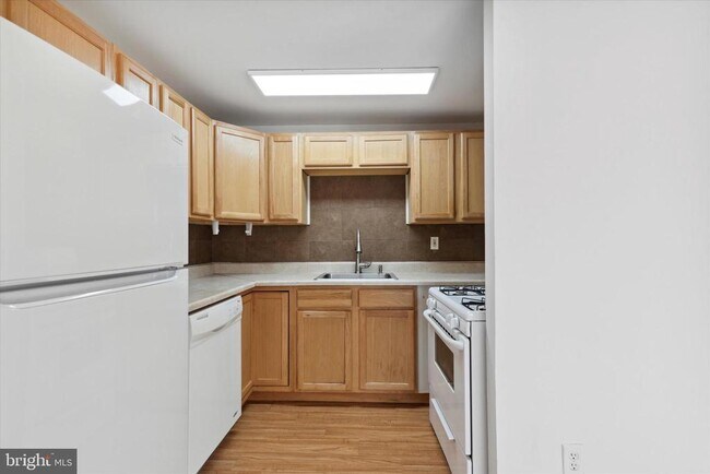 Building Photo - 288 Greenough St