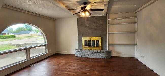 Foto del edificio - 3517 N Glenoaks Dr