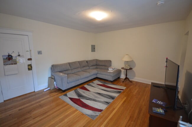 Building Photo - 131 Park Dr