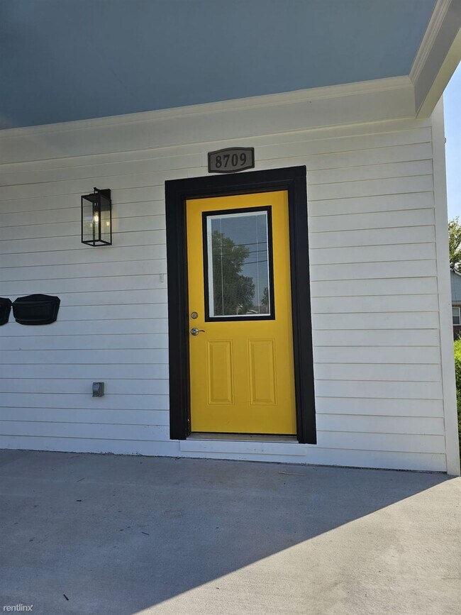 Building Photo - 4 br, 2 bath Duplex - 8709 Apricot Street