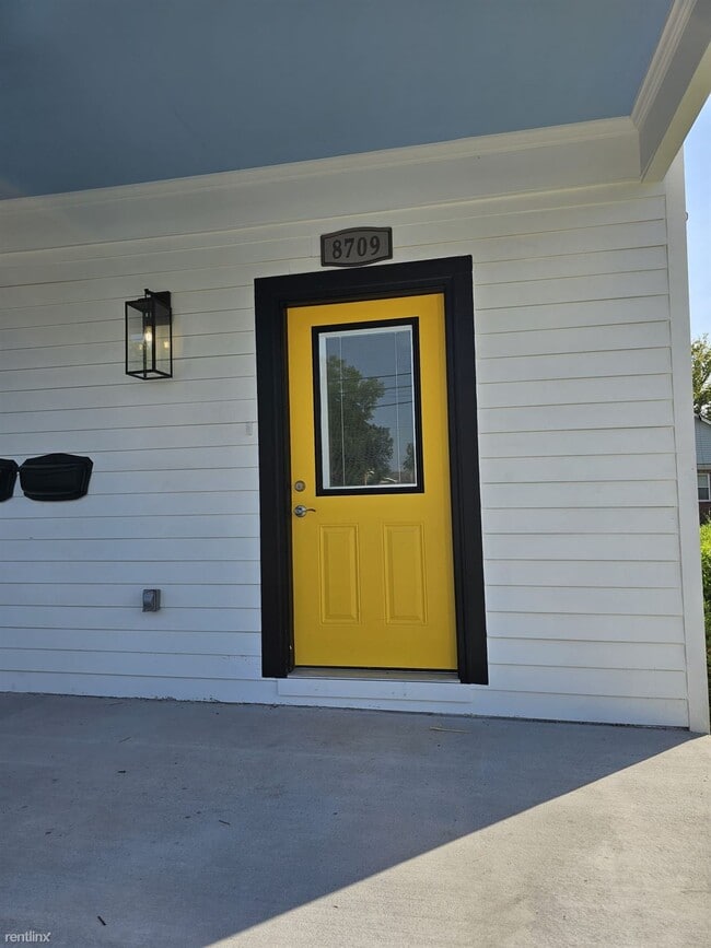 Foto del edificio - 4 br, 2 bath Duplex - 8709 Apricot Street