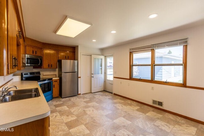 Building Photo - 2121 Catherine Dr