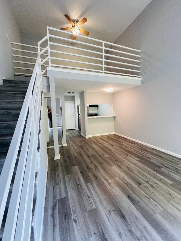 Building Photo - 7044 Hawthorn Ave