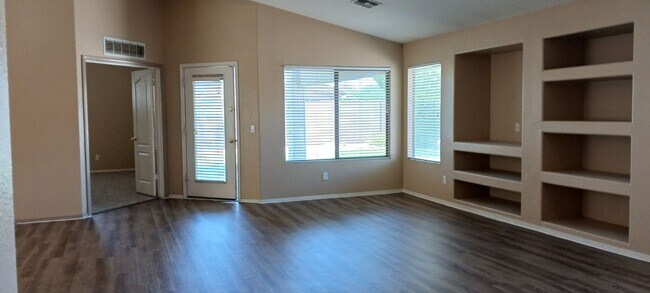 Foto del edificio - Warm, Inviting 3 Bed / 2 Bath Home in Surp...