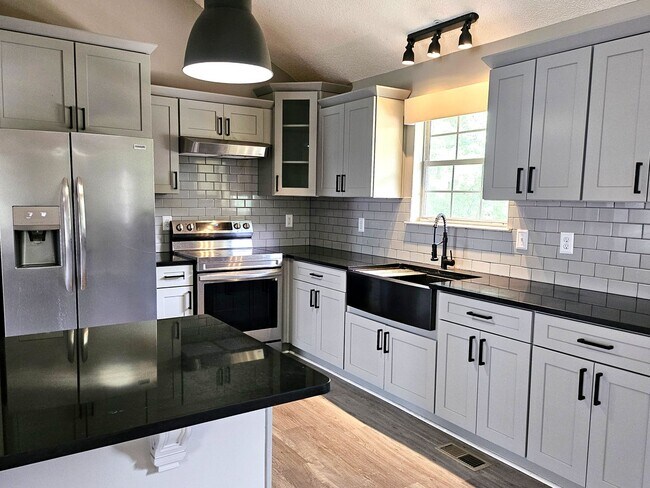 Building Photo - Spacious 3 Bedroom 2.5 bath in Hixson, TN