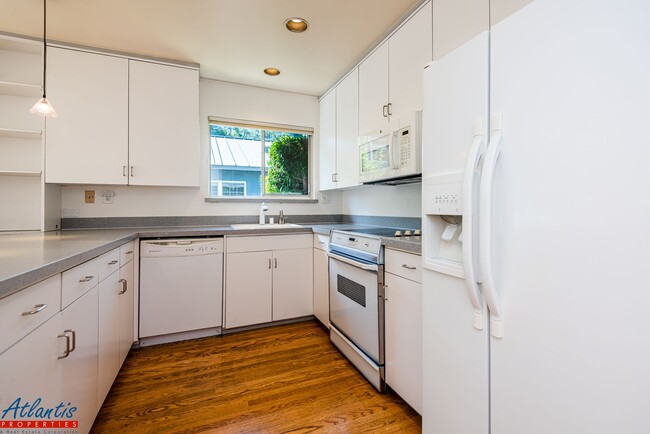 Building Photo - Charming Atherton Home | Desirable Locatio...
