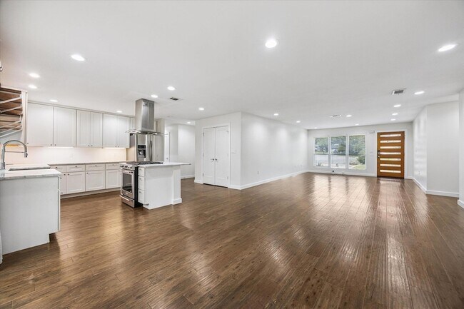 Foto del edificio - 6814 Langston Dr