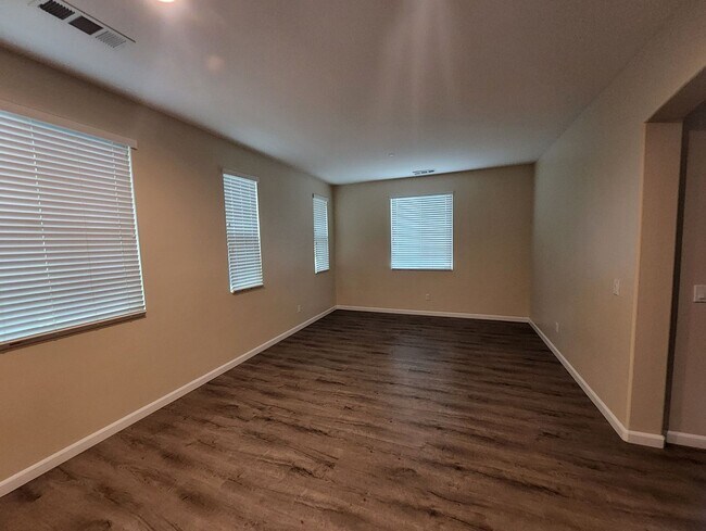 Foto del edificio - 5815 Pearl Ridge Dr