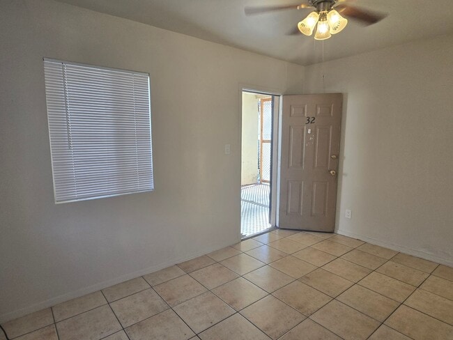 Building Photo - 2-bedroom, 1 bath near Ellsworth