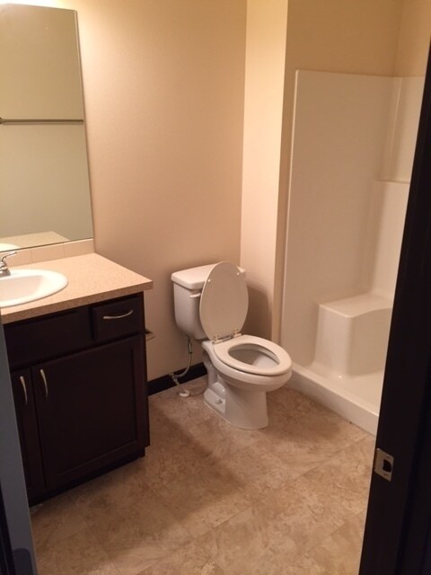 Building Photo - Spacious Townhouse for rent with No maintenance responsibilities!!