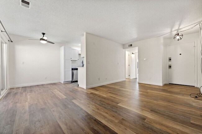 Foto del edificio - Updated Condo in Expo Park!