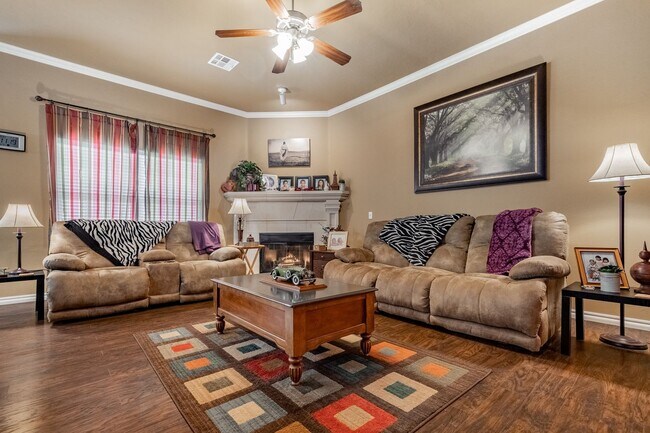 Building Photo - Welcome to this charming 3-bedroom, 2-bath...