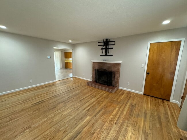 Building Photo - 3 Bedroom House For Rent In The Dalles