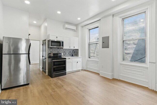 Building Photo - 1637 W Girard Ave